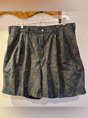 Vintage Salty Dog Men's Paisley Flat-Front Shorts in Dark Green